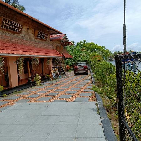 Canalview Private Cottage Azhikkal Ayiram Thengu Panmana Extérieur photo