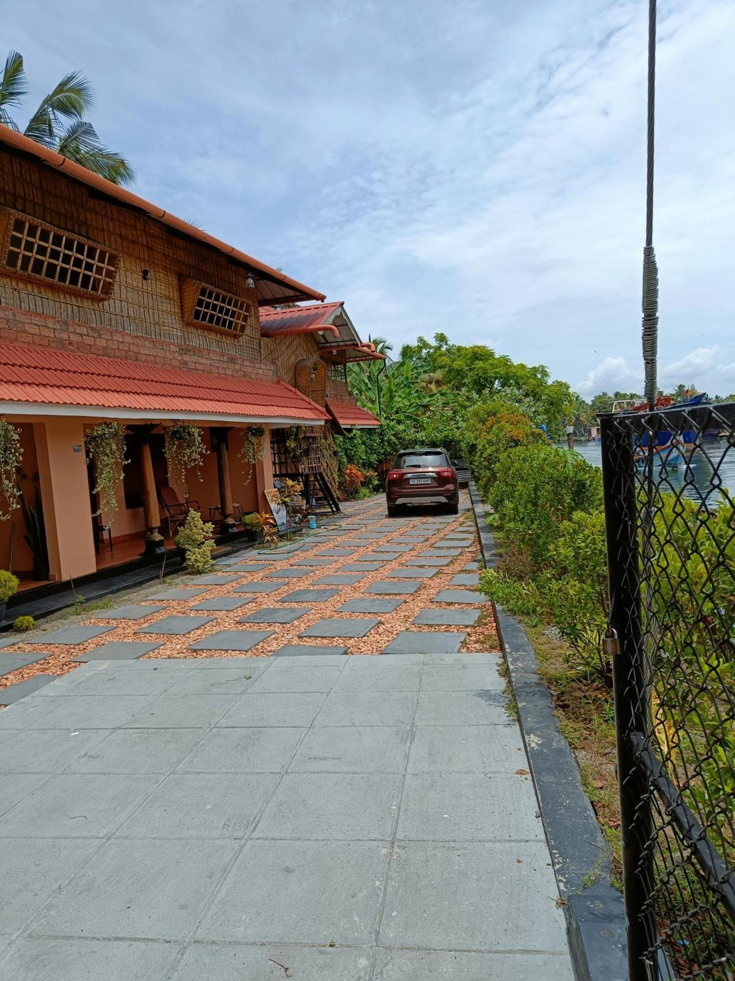 Canalview Private Cottage Azhikkal Ayiram Thengu Panmana Extérieur photo